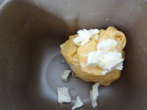 加入软化的黄油再次启动揉面程序