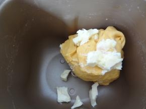 加入软化的黄油再次启动揉面程序