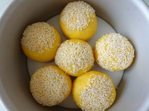 接着把大面团再次滚圆粘上熟的白芝麻放入6寸戚风模，注意戚风模要用黄油在里面刷一遍防粘，全部做好后也开始二发同样36度75%发酵40分钟