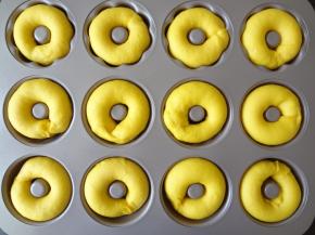 甜甜圈发酵好后取出准备送入预热好的烤箱