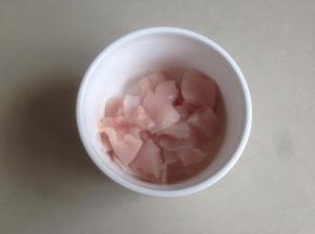 鸡胸肉切成小块放入碗里