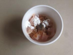 往鸡肉里倒入盐、黑胡椒粉、孜然粉、花生油、2克玉米淀粉和10克蛋清