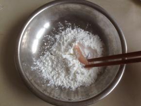 用3个碗分别装好20克玉米淀粉，剩余的蛋液和面包糠。将腌好的鸡肉夹着放入淀粉里滚一圈，抖去多余的淀粉