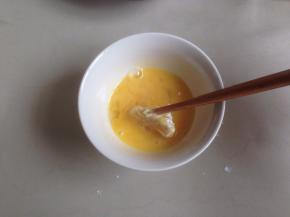再放入装着蛋液的碗里（剩余的蛋液直接搅拌均匀），粘满蛋液