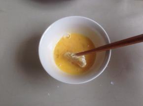 再放入装着蛋液的碗里（剩余的蛋液直接搅拌均匀），粘满蛋液