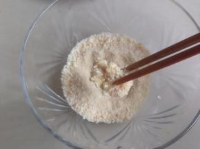 最后放入面包糠里，外面裹满自制的面包糠