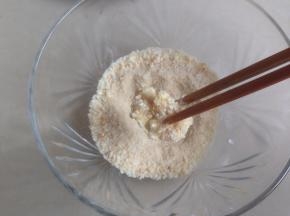 最后放入面包糠里，外面裹满自制的面包糠