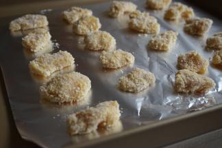 摆放在铺了锡纸的烤盘上，我为了拍照才一块块弄的，最后都是几块几块一起弄，快很多