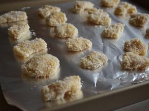 摆放在铺了锡纸的烤盘上，我为了拍照才一块块弄的，最后都是几块几块一起弄，快很多