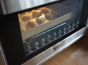 放入已经预热到190度的东菱K40C烤箱中下层，烘烤20分钟