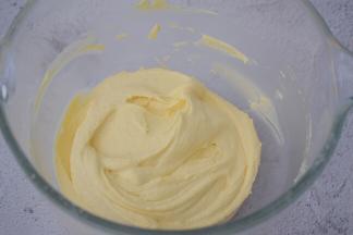 大概翻拌80次左右，翻拌至细腻的面糊