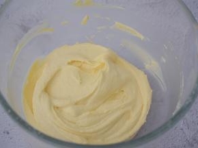 大概翻拌80次左右，翻拌至细腻的面糊