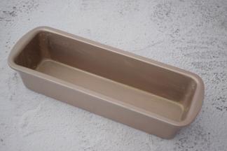 把面糊装入裱花袋，学厨磅蛋糕模具刷一遍黄油