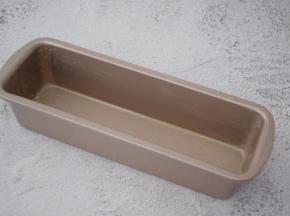 把面糊装入裱花袋，学厨磅蛋糕模具刷一遍黄油