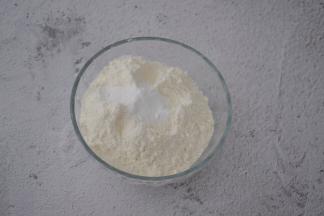 泡打粉加入低筋面粉中，搅拌均匀备用