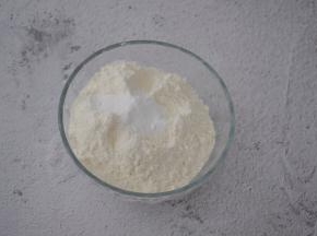 泡打粉加入低筋面粉中，搅拌均匀备用