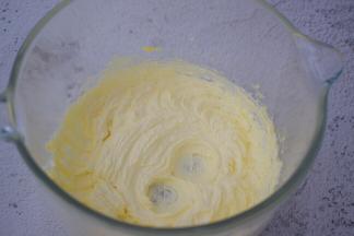 再用电动打蛋器打发至蓬松发白