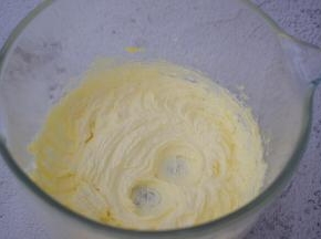 再用电动打蛋器打发至蓬松发白