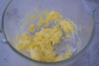 先用电动打蛋器搅拌至无糖粉