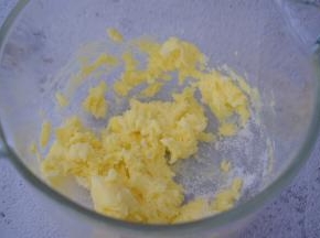 先用电动打蛋器搅拌至无糖粉