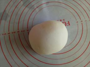 将主材料混合均匀后揉成光滑的面团