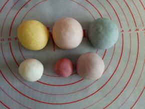 分别取30克揉入紫薯粉，40克揉入蝶豆花粉，40克揉入少量红曲粉，40克揉入南瓜粉，10克揉入红曲粉，剩下的白面团备用