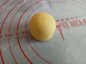 取30克黄色面团，滚圆，两手搓一下整形
