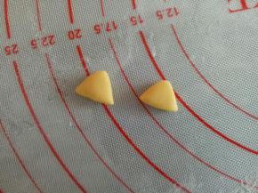 分别取0.5克黄色面团整形成三角形