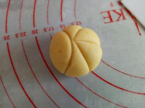 用刮板在面团上面压出帽子的棱线来