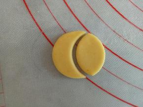 剩下的黄色面团擀薄片，用合适的模具压出圆形来，在压出帽沿的样子来