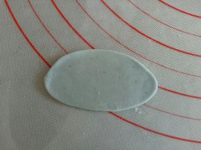 蓝色面团取适量擀薄片