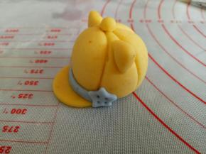 做个小装饰，黄色的帽子就做好了