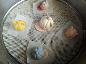 室温发酵15分钟，发酵到位后开水上锅蒸12分钟，关火闷3分钟左右