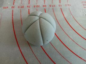 蓝色面团取30克，也是滚圆，造型