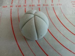 蓝色面团取30克，也是滚圆，造型