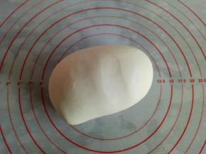 主材料混合均匀后揉成光滑的面团