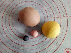 取150克揉入可可粉，60克揉入南瓜粉，3克揉入竹炭粉，1克揉入红曲粉(图中的红面团揉多了，只需一点点就可以)