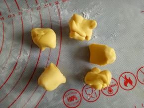 黄色面团分出5份10克的面团