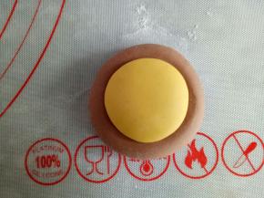 粘到可可面团上