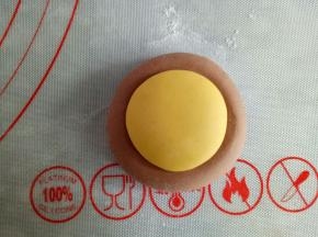 粘到可可面团上