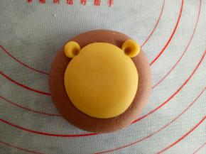 分别取0.5克黄色面团做耳朵，如图粘到合适位置后用筷子压一下