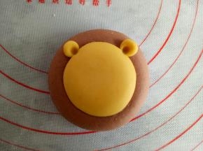 分别取0.5克黄色面团做耳朵，如图粘到合适位置后用筷子压一下