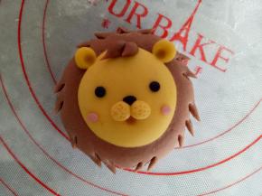 用剪刀剪出鬃毛的纹理来