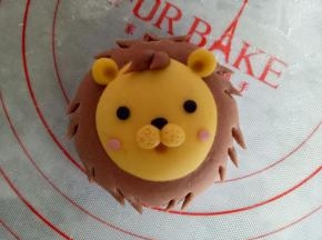 用剪刀剪出鬃毛的纹理来