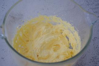 每次加入鸡蛋都要打均匀才能加入下一次，打发至与黄油融合