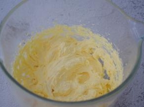 每次加入鸡蛋都要打均匀才能加入下一次，打发至与黄油融合