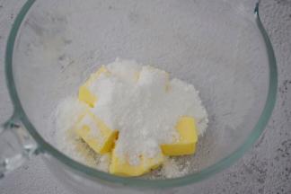 软化的黄油加入全部的糖粉