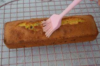 烤好趁热脱模，然后再刷一遍糖水