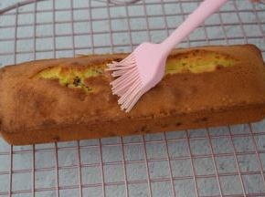 烤好趁热脱模，然后再刷一遍糖水