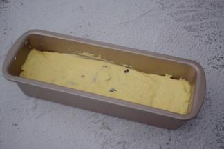 再把面糊挤入学厨模具中，表面抹平，整理成两边高中间低